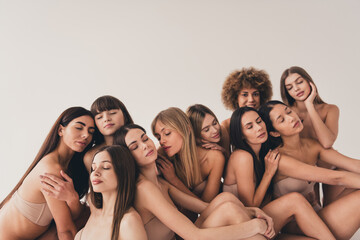 Obraz premium No retouch photo of diverse ethnicity ten women promoting campaign every body is beautiful