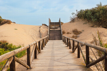 Pasarela de madera sobre dunas, escapada en Guardamar del Segura, Alicante, España - obrazy, fototapety, plakaty