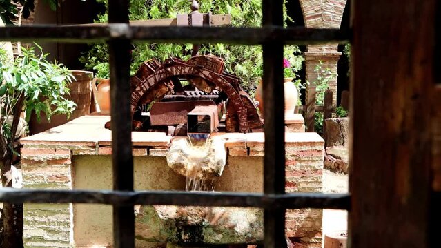 Noria o molino de agua antigua en jard&iacute;n