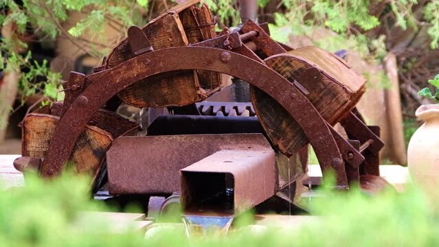 Noria o molino de agua antiguo en jard&iacute;n