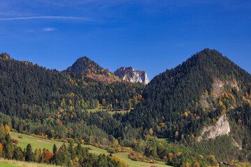 Fototapeta na wymiar Autumn landscape of the Pieniny Mountains with the Three Crowns peak. Poland