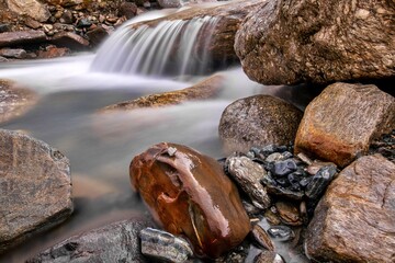Fließendes Wasser zwischen den Felsen