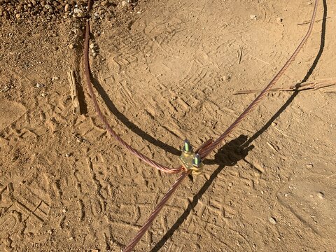Piqueta de toma tierra en una obra. Cable de cobre para puesta a tierra con piquetas. Linea de cable semi enterrada en la cimentaci&oacute;n para conexion a tierra para dirigir para rayos. 