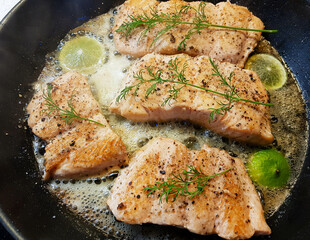 Filet vom norwegischen Lachs mit Kräutern und Gewürzen