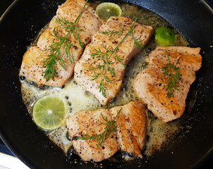 Filet vom norwegischen Lachs mit Kräutern und Gewürzen