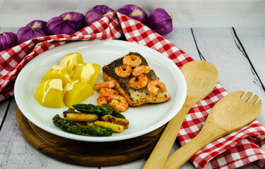 Filet vom norwegischen Lachs mit Kräutern und Gewürzen