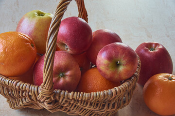 Obstkorb mit Äpfeln und Apfelsinen	
