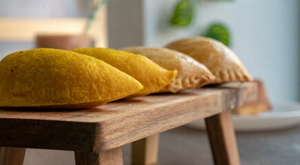Detalle de Empanadas listas para comer en nu mostrador de madera.