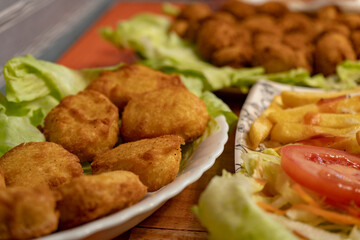Detalle de nuggets de pollo servidos en un restaurante