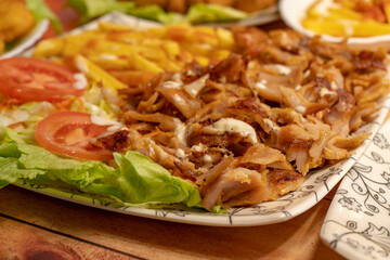 Detalle de carne de kebab en un plato en un restaurante turco