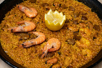 Detalle de Paella mixta servida en un restaurante español.