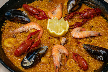 Detalle de paella con marisco en un restaurante español - obrazy, fototapety, plakaty