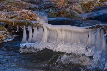 Bizarre Eisformationen am Fluss bei Kälte