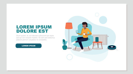 Vektor-Illustration einer Person, die sich in einem Stuhl  entspannt und ein Smartphone in der Hand hält. Sie ist von Smart Home-Objekten umgeben - Smart Home-Konzept © ARNE