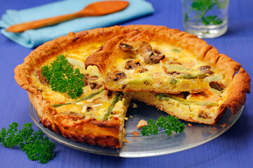 Quiche with prawns, mushrooms and asparagus.