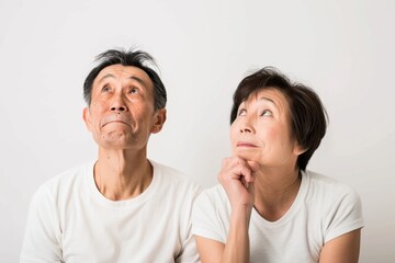 考えている日本人の初老の夫婦（白背景・老後・介護・健康・年金・将来）