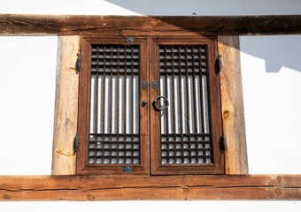 전통 한옥의 작은 창문