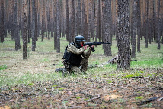 Soldado ucraniano apuntando con su fusil de asalto