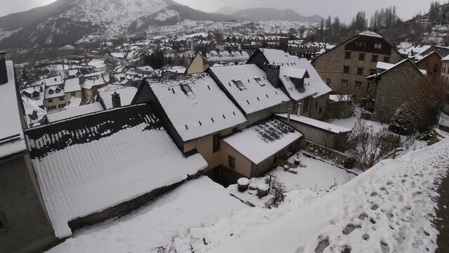 pueblo nevado, techos nevados de las casas