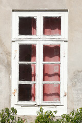 Altes, weisses Holzfenster an einer weissen Hauswand,  Deutschland