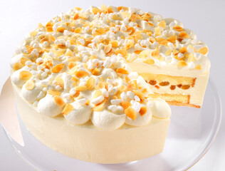 Friesische Rumtorte, Sahnetorte, isoliert, Kuchen, Rosinentorte, Torte, Mandeln, 
