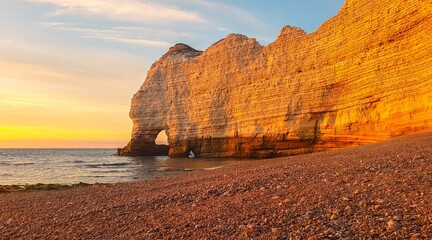 Coucher de soleil sur la falaise d'amont à Étretat avec effet de lumière chaude