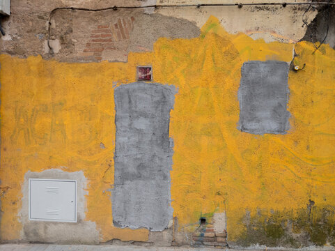 Muro con puertas y ventanas tapiadas