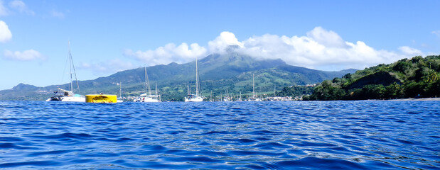 Rade de Saint Pierre et Montagne Pelée au sommet encadré par des nuages vue depuis la surface de...