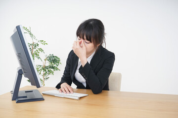 オフィスワークで疲労するビジネスウーマン