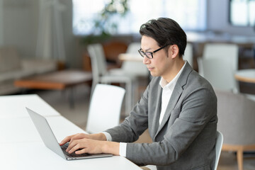 ノートパソコンで作業をする男性