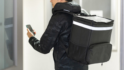 フードデリバリーをする男性