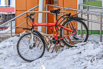 Fototapeta na wymiar The bike is parked at the entrance to the store on a winter day