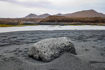 paesaggio desertico con spiaggia di lava nelle saline 