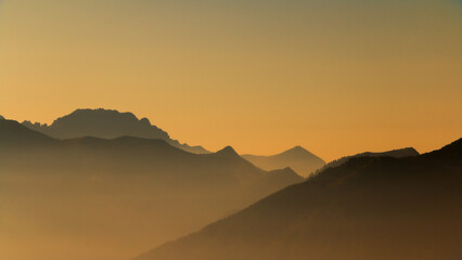 Obraz premium Spectacular mountain ranges silhouettes in shades of yellow.