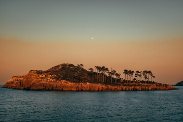Pequeña isla al atardecer