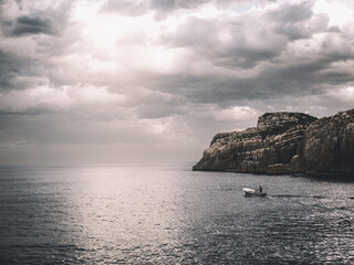 Barco zarpando al atardecer