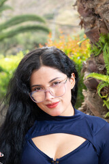 Retrato de una mujer blanca, latina, hermosa de cabello negro con chaqueta roja y una blusa azul,...
