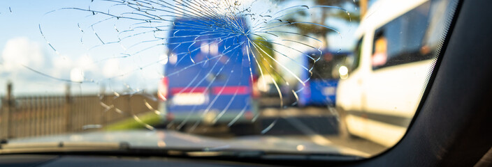 Cracked car windshield - obrazy, fototapety, plakaty