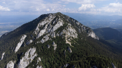 Naklejka premium Grüne Bergspitze