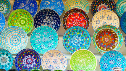 Bunt bemalte Handwerkskunst Teller als Souvenir auf einem Markt in Griechenland