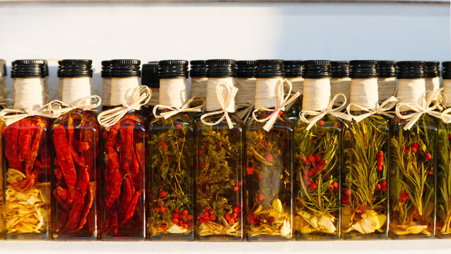 Flaschen mit in Oliven&ouml;l eingelegten Kr&auml;utern und Peperoni als Souvenir auf einem Markt in Griechenland
