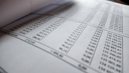 Chiffres et feuilles de papier