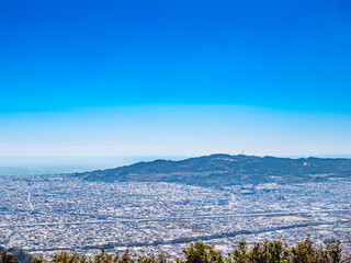 静岡市の市街地である葵区から清水区にかけての町並みの遠景