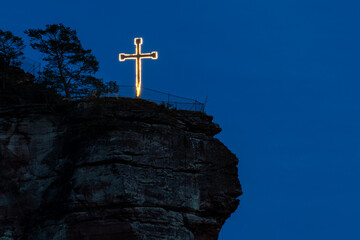 Beleuchtetes Kreuz auf dem Jungfernsprung in Dahn - obrazy, fototapety, plakaty