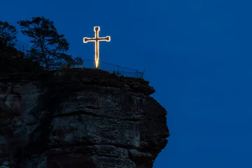Fototapeten Beleuchtetes Kreuz auf dem Jungfernsprung in Dahn © Eberhard