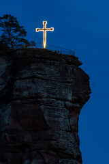 Beleuchtetes Kreuz auf dem Jungfernsprung in Dahn