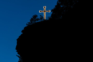 Beleuchtetes Kreuz auf dem Jungfernsprung in Dahn - obrazy, fototapety, plakaty