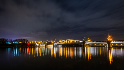 Poznań Most św. Rocha odbity w wysokim stanie rzeki Warty