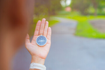 Naklejka premium Person's hand holding a compass
