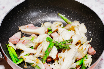 フライパンで作る野菜とキノコの炒め物
